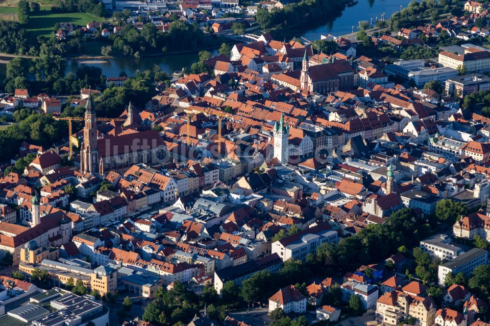 Luftbild Straubing - Altstadt mit Stadtturm am Theresienplatz in Straubing im Bundesland Bayern, Deutschland
