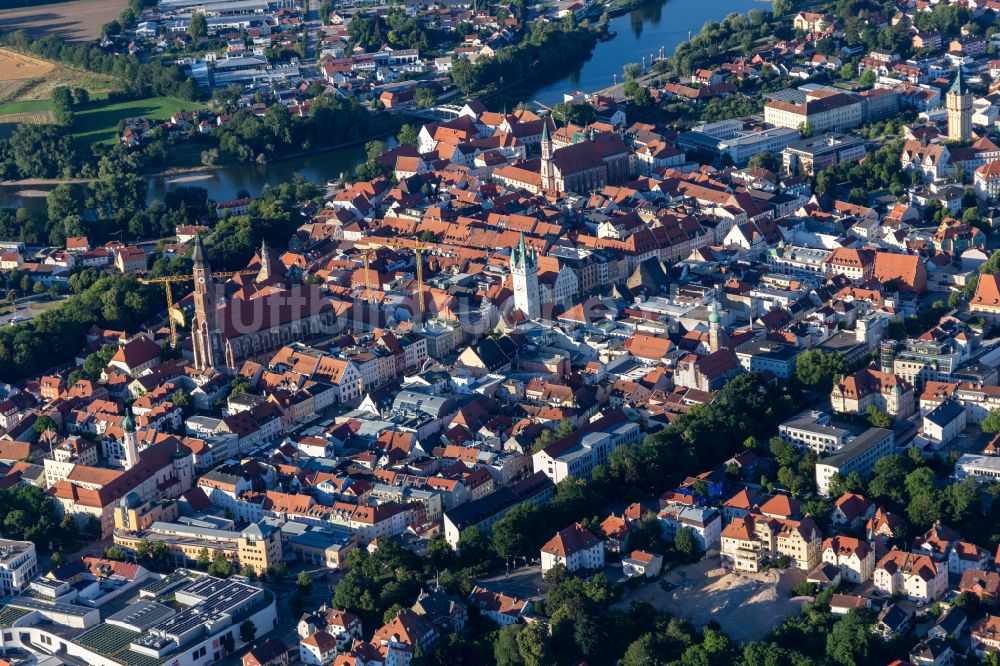 Luftaufnahme Straubing - Altstadt mit Stadtturm am Theresienplatz in Straubing im Bundesland Bayern, Deutschland