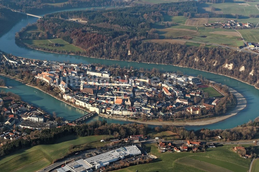 Luftaufnahme Wasserburg am Inn - Altstadt und Zentrum der Halbinsel von Wasserburg am Inn im Bundesland Bayern