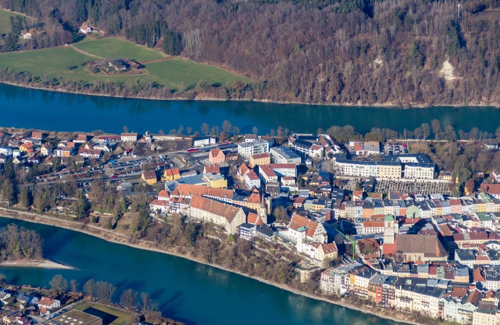 Wasserburg am Inn aus der Vogelperspektive: Altstadt und Zentrum der Halbinsel von Wasserburg am Inn im Bundesland Bayern