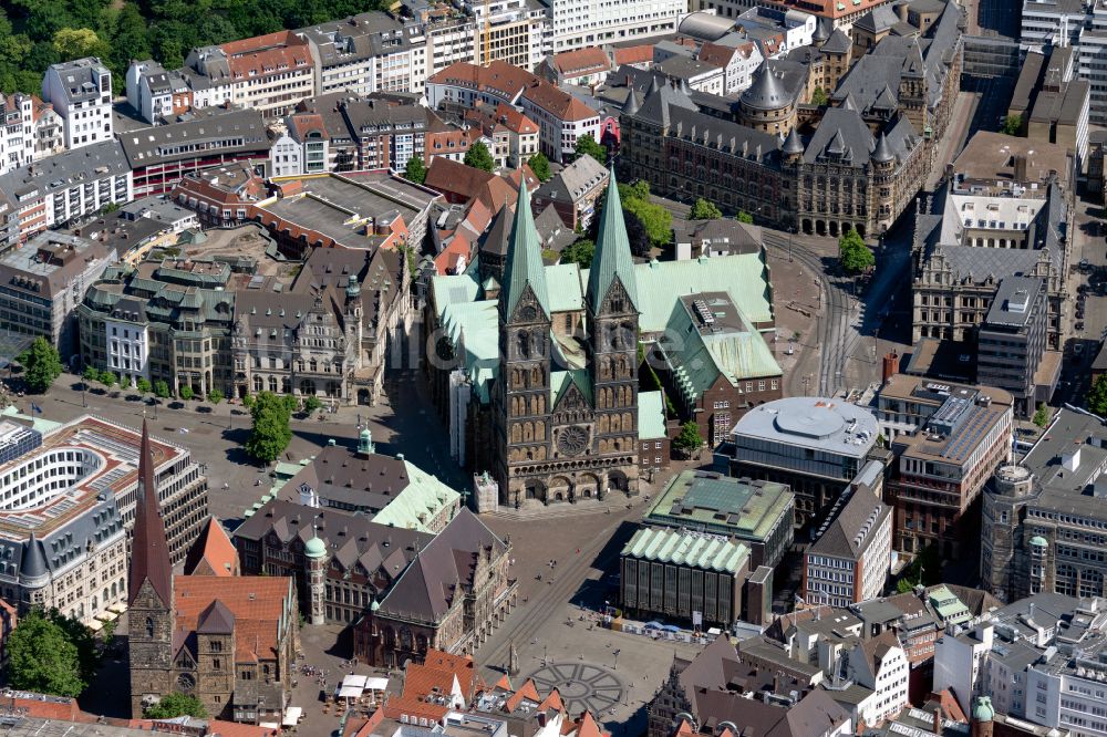 Luftaufnahme Bremen - Altstadt- Zentrum mit dem Kirchengebäude des St. Petri Doms in Bremen, Deutschland