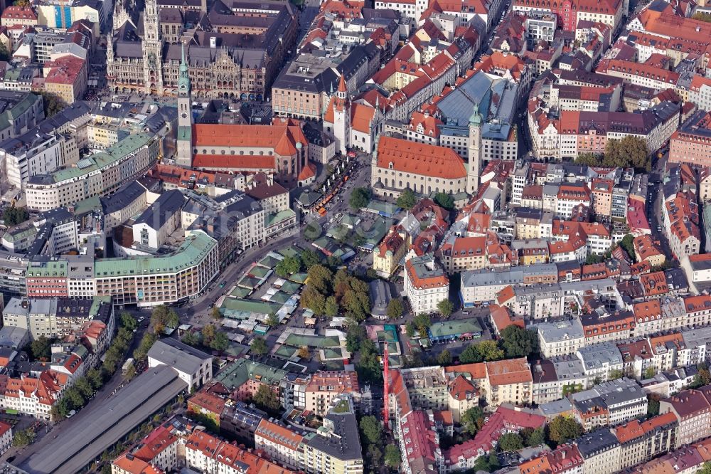 München von oben - Altstadt- Zentrum um den Viktualienmarkt in München im Bundesland Bayern