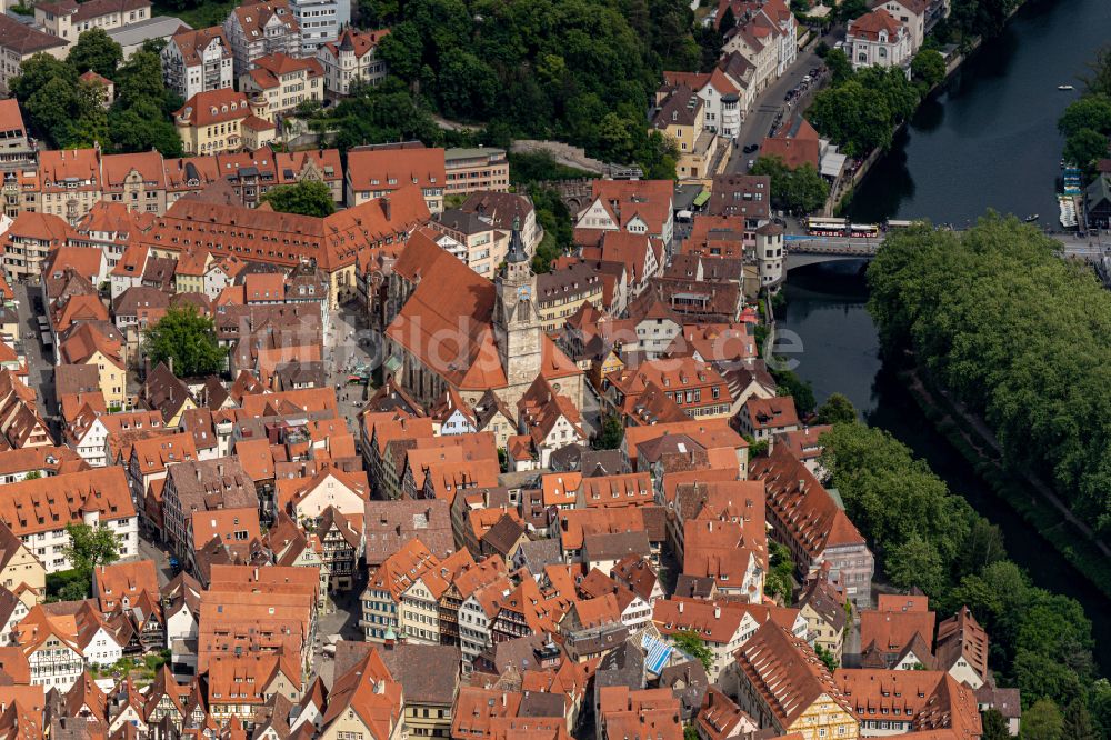 Luftbild Tübingen - Altstadtansicht am Ufer des Flußverlaufes Neckar in Tübingen im Bundesland Baden-Württemberg, Deutschland