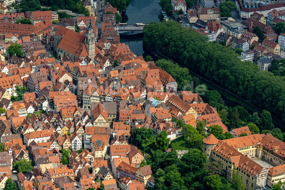 Luftaufnahme Tübingen - Altstadtansicht am Ufer des Flußverlaufes Neckar in Tübingen im Bundesland Baden-Württemberg, Deutschland