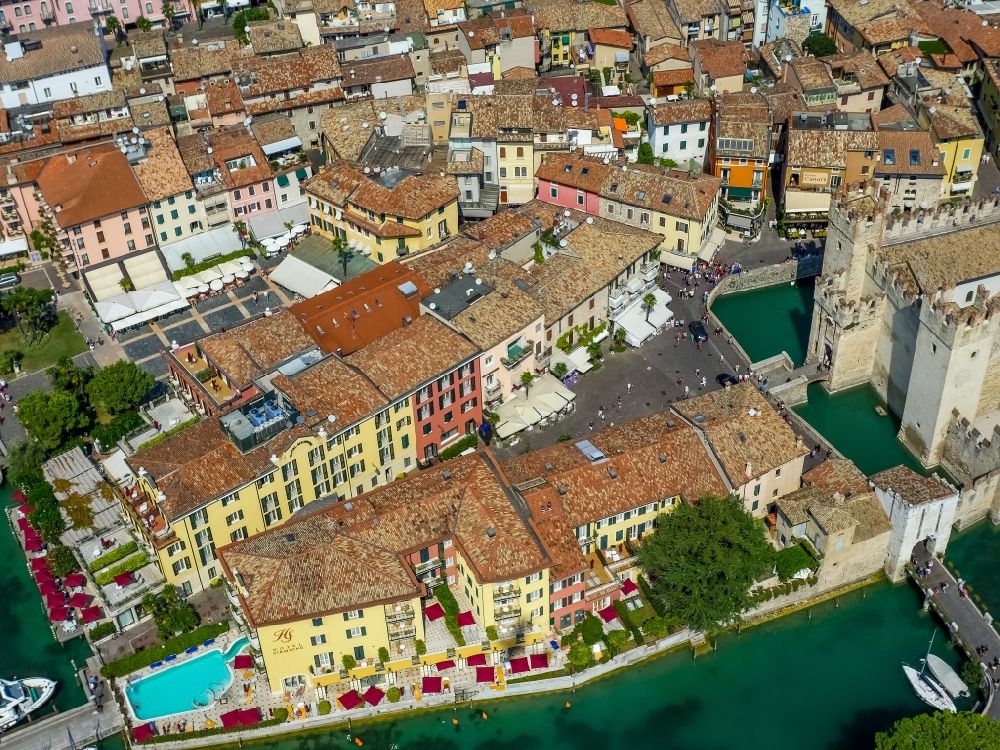 Sirmione aus der Vogelperspektive: Altstadtbereich auf der Halbinsel Sirmione in Lombardia, Italien