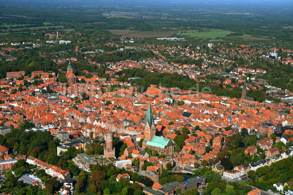 Lüneburg aus der Vogelperspektive: Altstadtbereich und Innenstadt in Lüneburg im Bundesland Niedersachsen, Deutschland