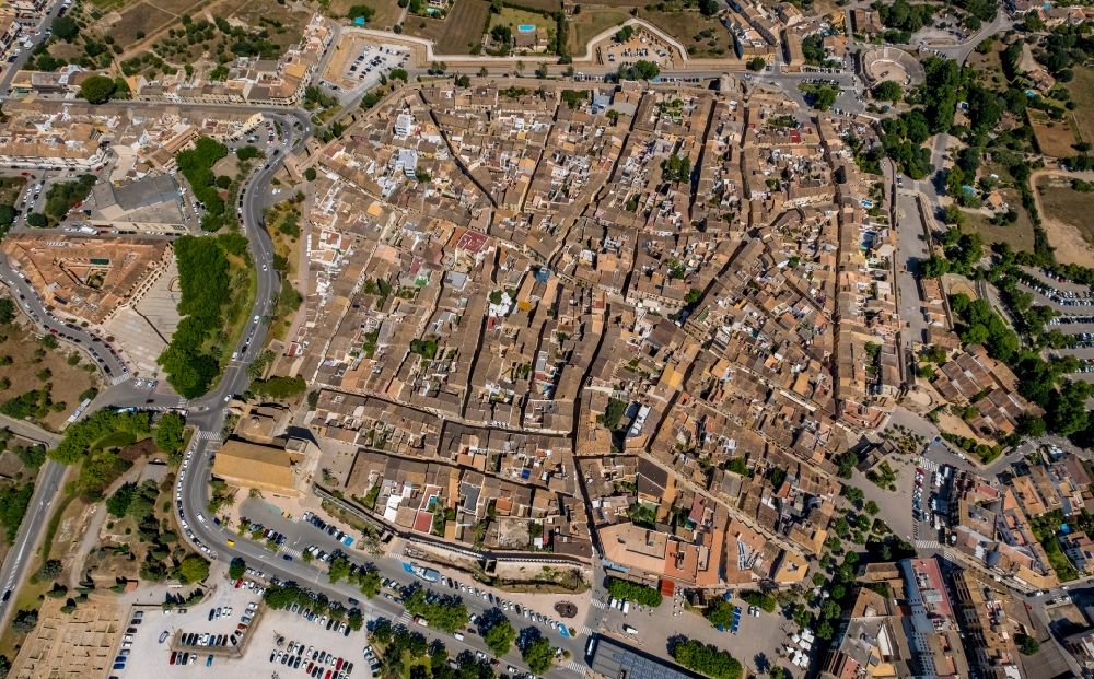 Luftbild Alcudia - Altstadtbereich und Innenstadtzentrum in Alcudia in Balearische Insel Mallorca, Spanien