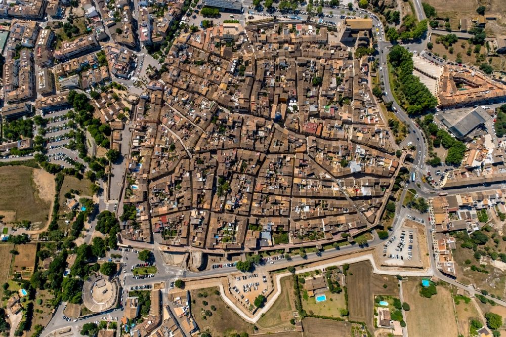 Alcudia von oben - Altstadtbereich und Innenstadtzentrum in Alcudia in Balearische Insel Mallorca, Spanien