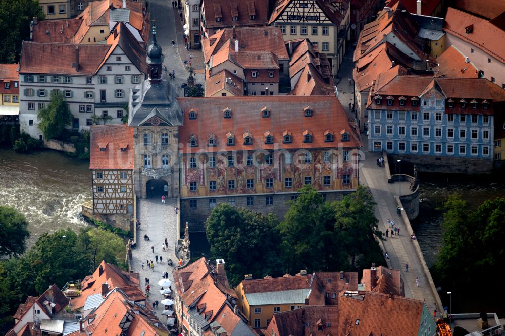 Bamberg von oben - Altstadtbereich und Innenstadtzentrum mit dem Alten Rathaus Bamberg in Bamberg im Bundesland Bayern, Deutschland