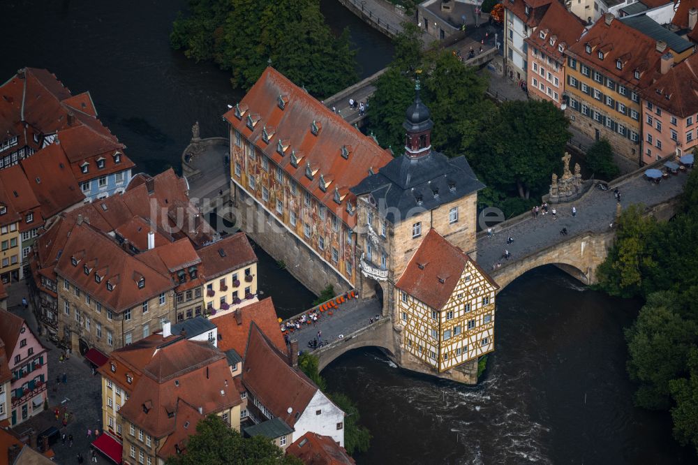 Bamberg aus der Vogelperspektive: Altstadtbereich und Innenstadtzentrum mit dem Alten Rathaus Bamberg in Bamberg im Bundesland Bayern, Deutschland