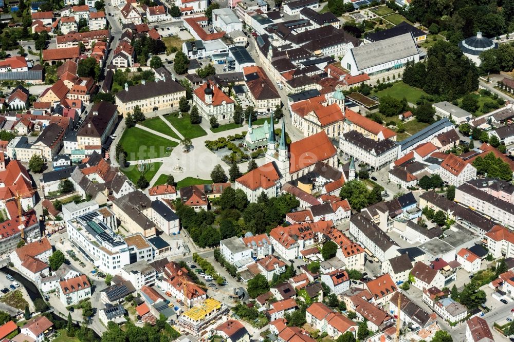 Altötting von oben - Altstadtbereich und Innenstadtzentrum in Altötting im Bundesland Bayern, Deutschland