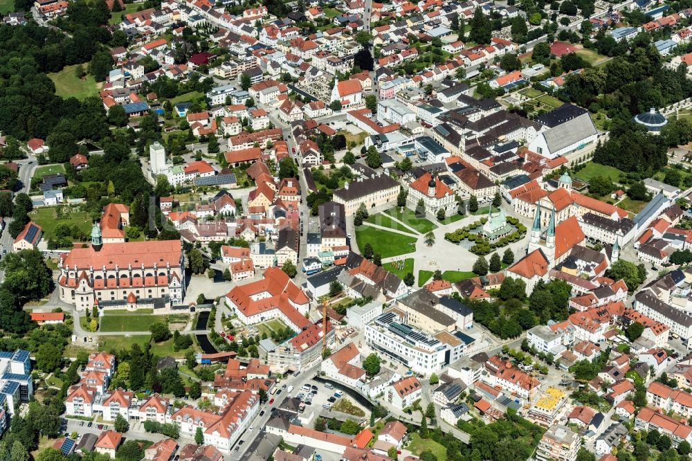 Altötting aus der Vogelperspektive: Altstadtbereich und Innenstadtzentrum in Altötting im Bundesland Bayern, Deutschland