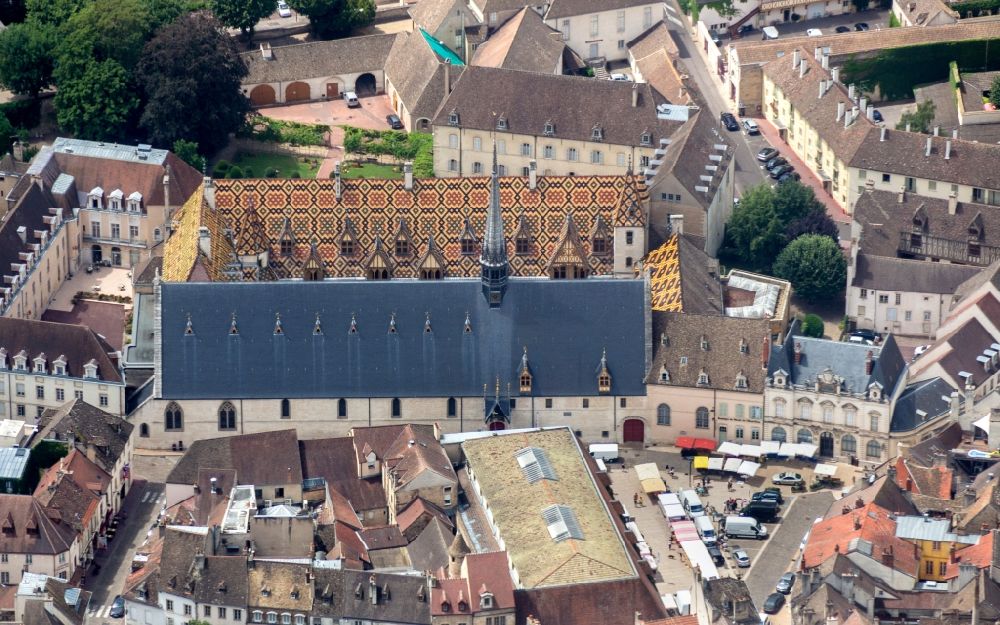 Luftbild Beaune - Altstadtbereich und Innenstadtzentrum in Beaune in Bourgogne Franche-Comte, Frankreich