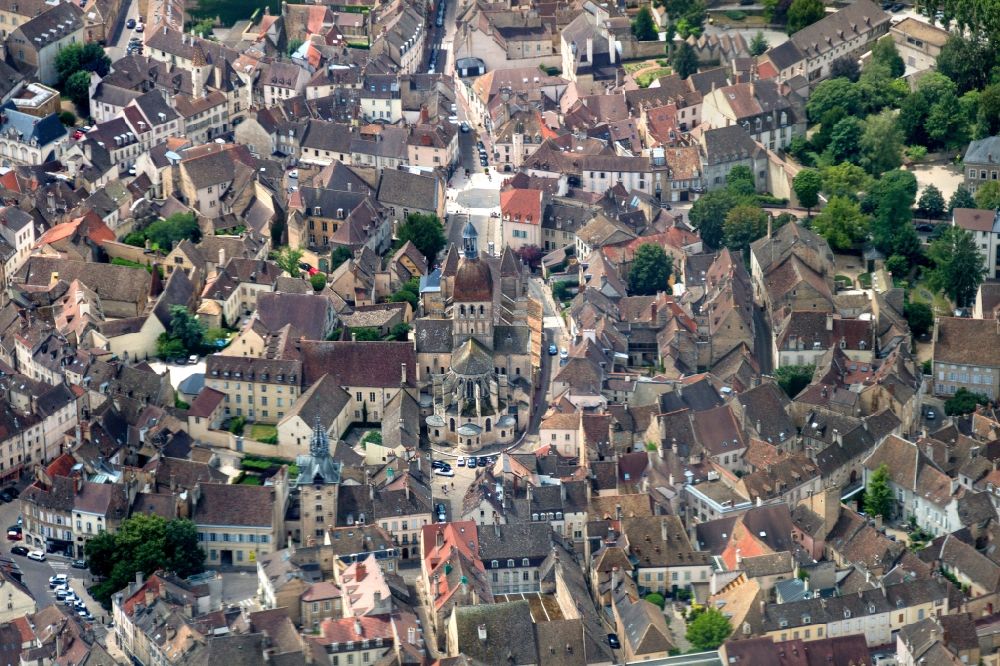 Luftaufnahme Beaune - Altstadtbereich und Innenstadtzentrum in Beaune in Bourgogne Franche-Comte, Frankreich
