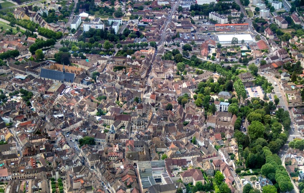 Beaune von oben - Altstadtbereich und Innenstadtzentrum in Beaune in Bourgogne Franche-Comte, Frankreich