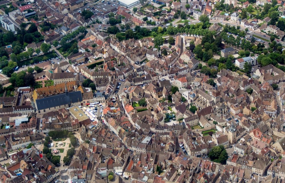 Luftbild Beaune - Altstadtbereich und Innenstadtzentrum von Beaune in Bourgogne Franche-Comte, Frankreich