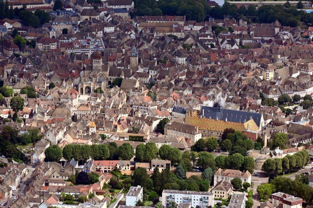 Luftbild Beaune - Altstadtbereich und Innenstadtzentrum in Beaune in Bourgogne-Franche-Comte, Frankreich