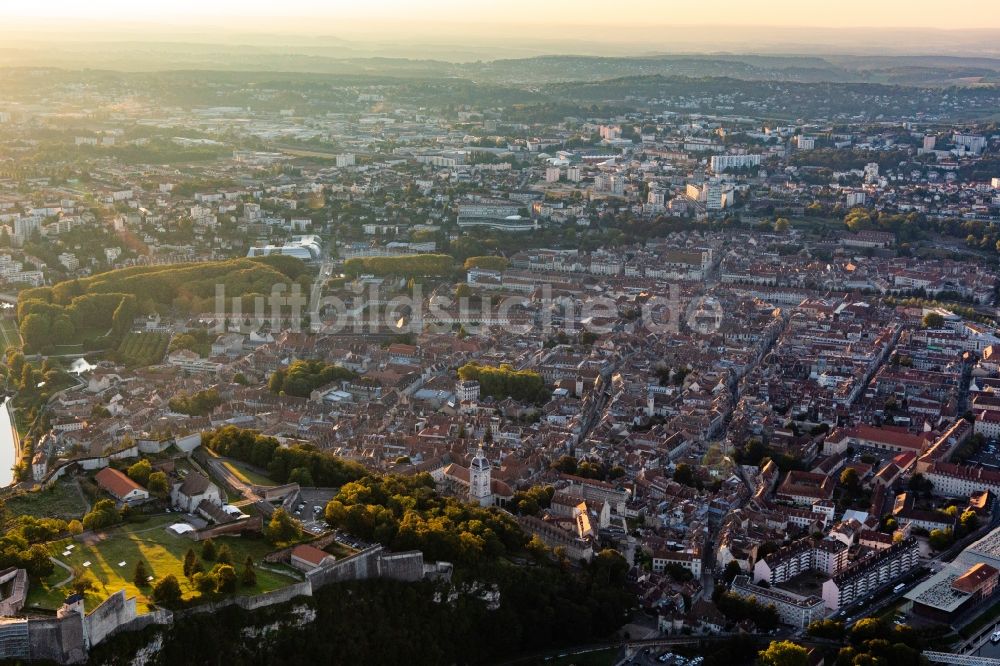 Luftbild Besancon - Altstadtbereich und Innenstadtzentrum in Besancon in Bourgogne-Franche-Comte, Frankreich