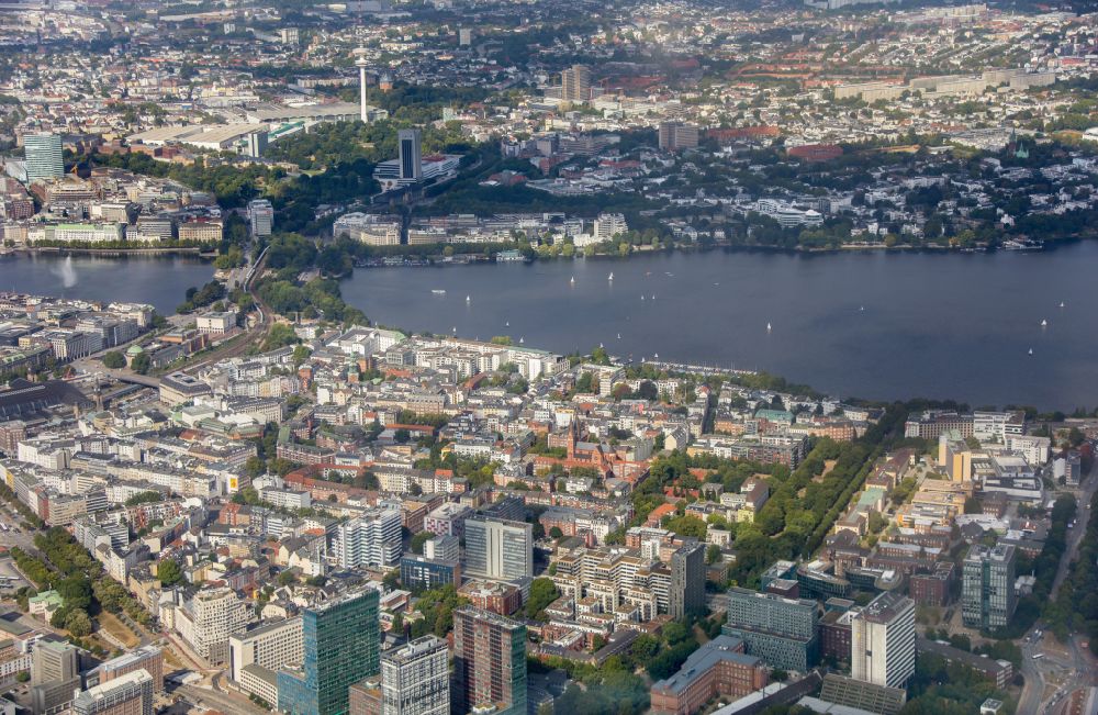Hamburg von oben - Altstadtbereich und Innenstadtzentrum mit Binnenalster und Fontaine in Hamburg, Deutschland