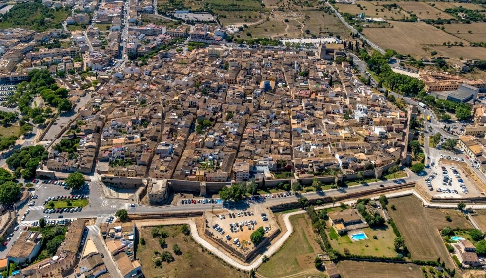 Luftaufnahme Alcudia - Altstadtbereich und Innenstadtzentrum mit Blick auf die historische Stadtmauer in Alcudia in Balearische Insel Mallorca, Spanien