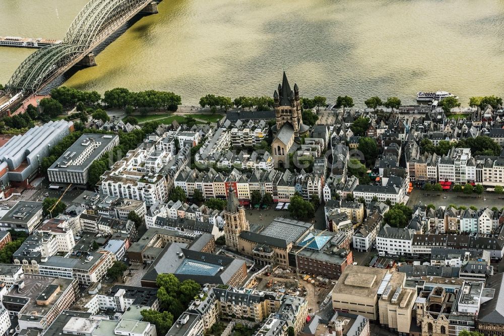 Luftaufnahme Köln - Altstadtbereich und Innenstadtzentrum mit Blick auf die Kirche Groß St.Martin in Köln im Bundesland Nordrhein-Westfalen, Deutschland