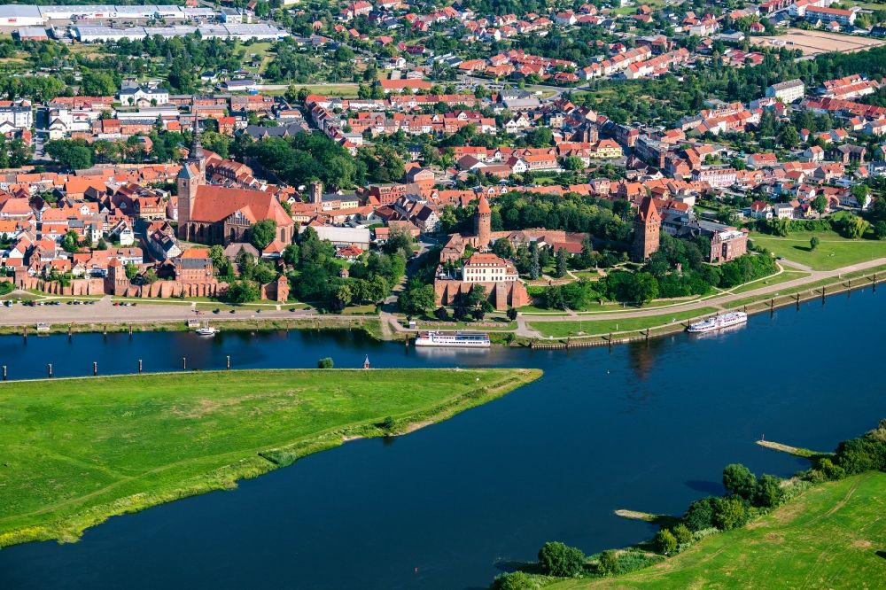 Luftbild Tangermünde - Altstadtbereich und Innenstadtzentrum und Burg in Tangermünde an der Elbe im Bundesland Sachsen-Anhalt, Deutschland