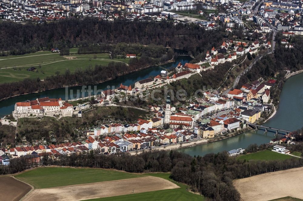 Luftaufnahme Burghausen - Altstadtbereich und Innenstadtzentrum Burghausen in Burghausen im Bundesland Bayern, Deutschland