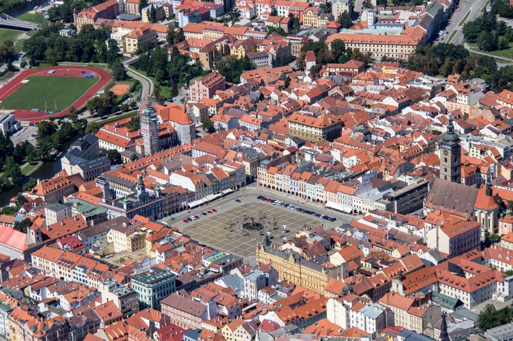 Luftaufnahme Ceske Budejovice - Altstadtbereich und Innenstadtzentrum in Ceske Budejovice in Jihocesky kraj, Tschechien