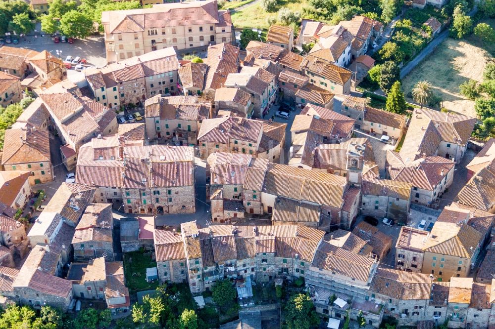 Luftbild Civitella Marittima - Altstadtbereich und Innenstadtzentrum in Civitella Marittima in Toskana, Italien