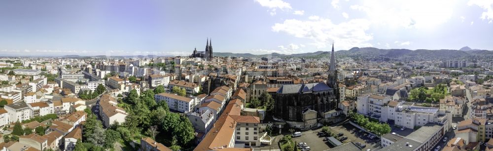 Clermont-Ferrand von oben - Altstadtbereich und Innenstadtzentrum in Clermont-Ferrand in Auvergne-Rhone-Alpes, Frankreich