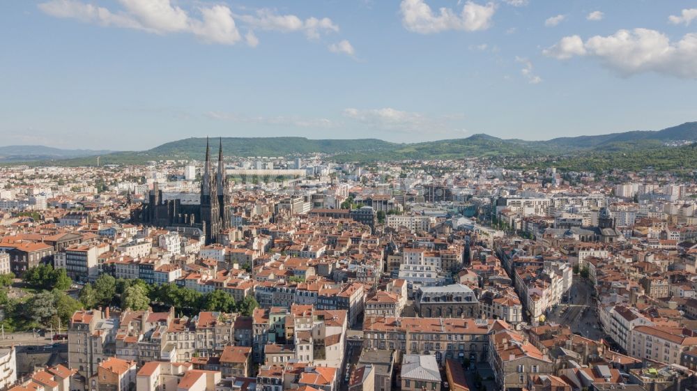 Clermont-Ferrand von oben - Altstadtbereich und Innenstadtzentrum in Clermont-Ferrand in Auvergne-Rhone-Alpes, Frankreich