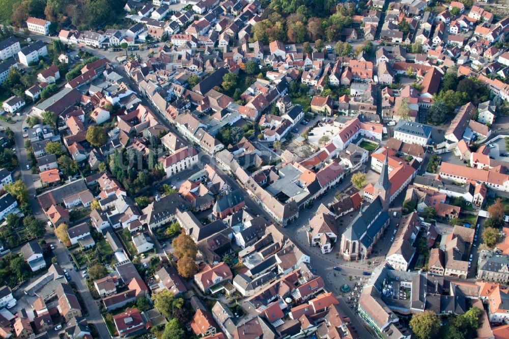 Deidesheim aus der Vogelperspektive: Altstadtbereich und Innenstadtzentrum in Deidesheim im Bundesland Rheinland-Pfalz