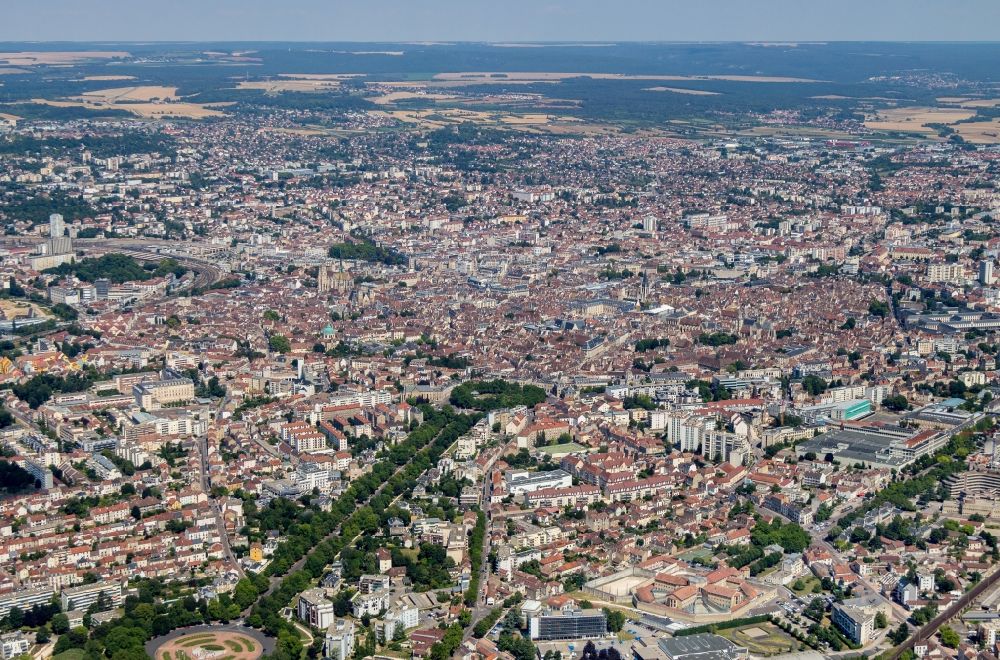 Luftaufnahme Dijon - Altstadtbereich und Innenstadtzentrum von Dijon in Bourgogne Franche-Comte, Frankreich