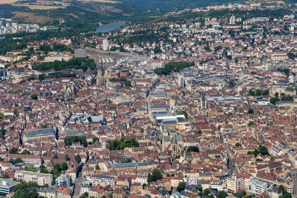 Dijon von oben - Altstadtbereich und Innenstadtzentrum von Dijon in Bourgogne Franche-Comte, Frankreich