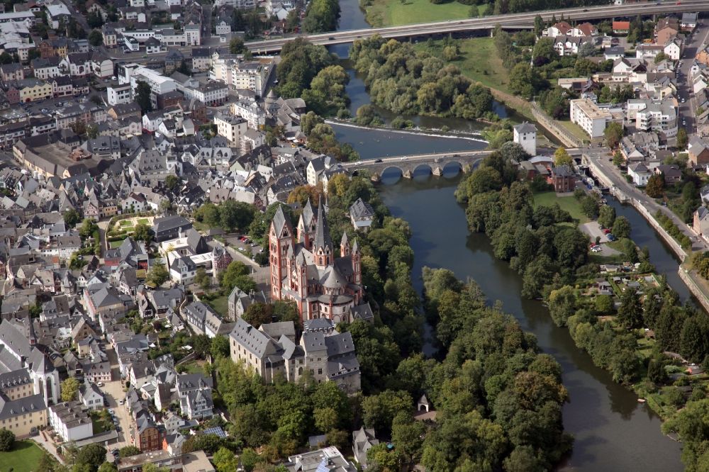 Luftaufnahme Limburg an der Lahn - Altstadtbereich und Innenstadtzentrum mit dem Dom in Limburg an der Lahn im Bundesland Hessen