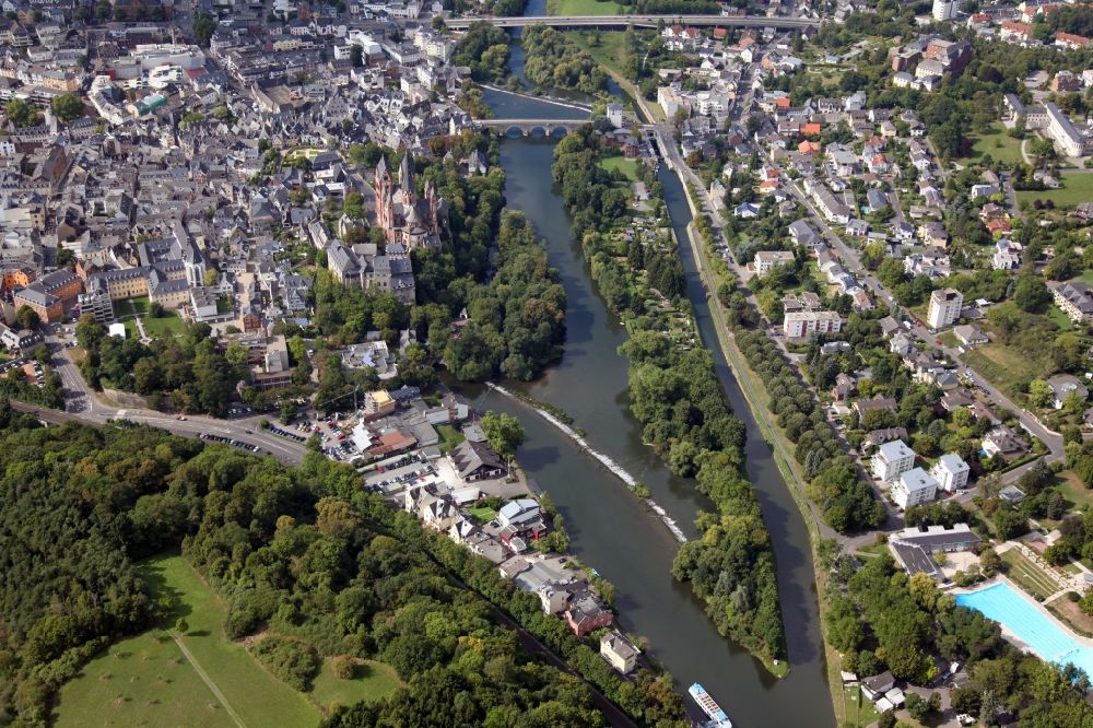 Limburg an der Lahn von oben - Altstadtbereich und Innenstadtzentrum mit dem Dom in Limburg an der Lahn im Bundesland Hessen