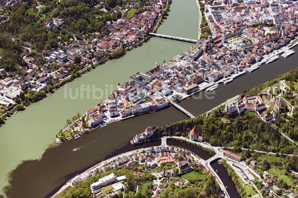 Passau aus der Vogelperspektive: Altstadtbereich und Innenstadtzentrum der Drei-Flüsse-Stadt in Passau im Bundesland Bayern, Deutschland