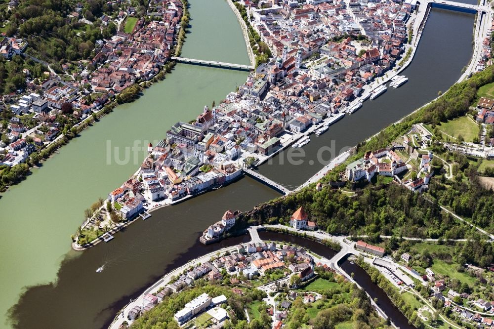 Luftaufnahme Passau - Altstadtbereich und Innenstadtzentrum der Drei-Flüsse-Stadt in Passau im Bundesland Bayern, Deutschland