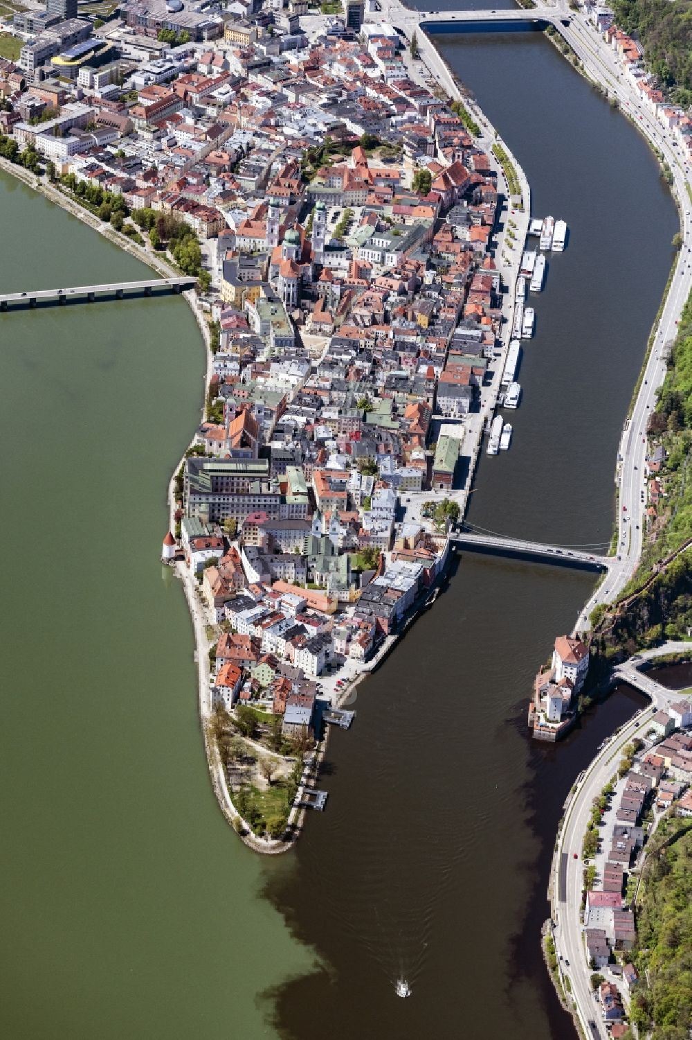 Passau von oben - Altstadtbereich und Innenstadtzentrum der Drei-Flüsse-Stadt in Passau im Bundesland Bayern, Deutschland