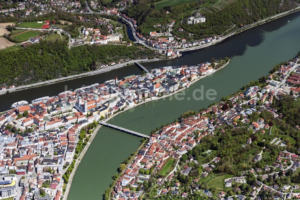 Luftaufnahme Passau - Altstadtbereich und Innenstadtzentrum der Drei-Flüsse-Stadt in Passau im Bundesland Bayern, Deutschland