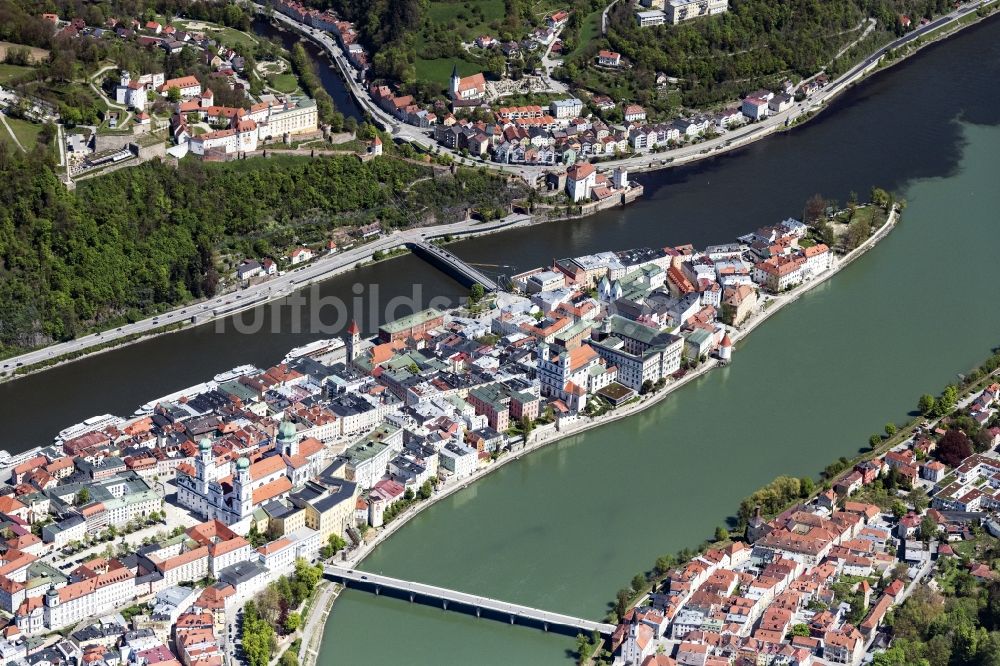 Passau aus der Vogelperspektive: Altstadtbereich und Innenstadtzentrum der Drei-Flüsse-Stadt in Passau im Bundesland Bayern, Deutschland