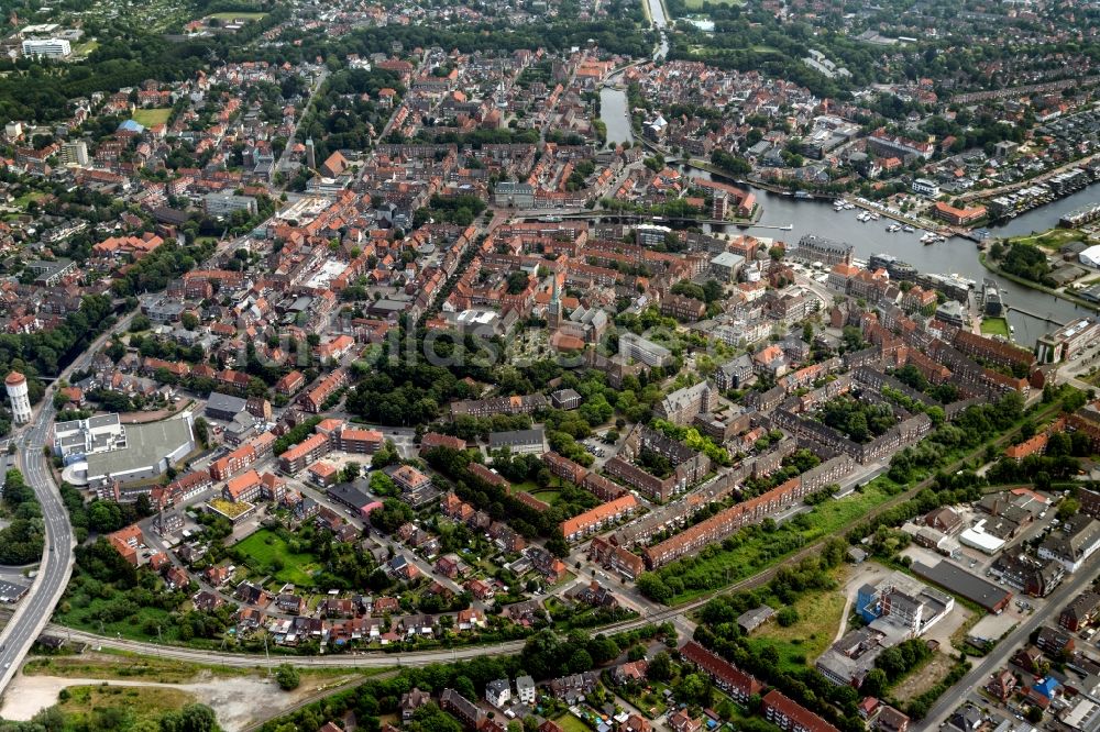 Emden aus der Vogelperspektive: Altstadtbereich und Innenstadtzentrum in Emden im Bundesland Niedersachsen, Deutschland