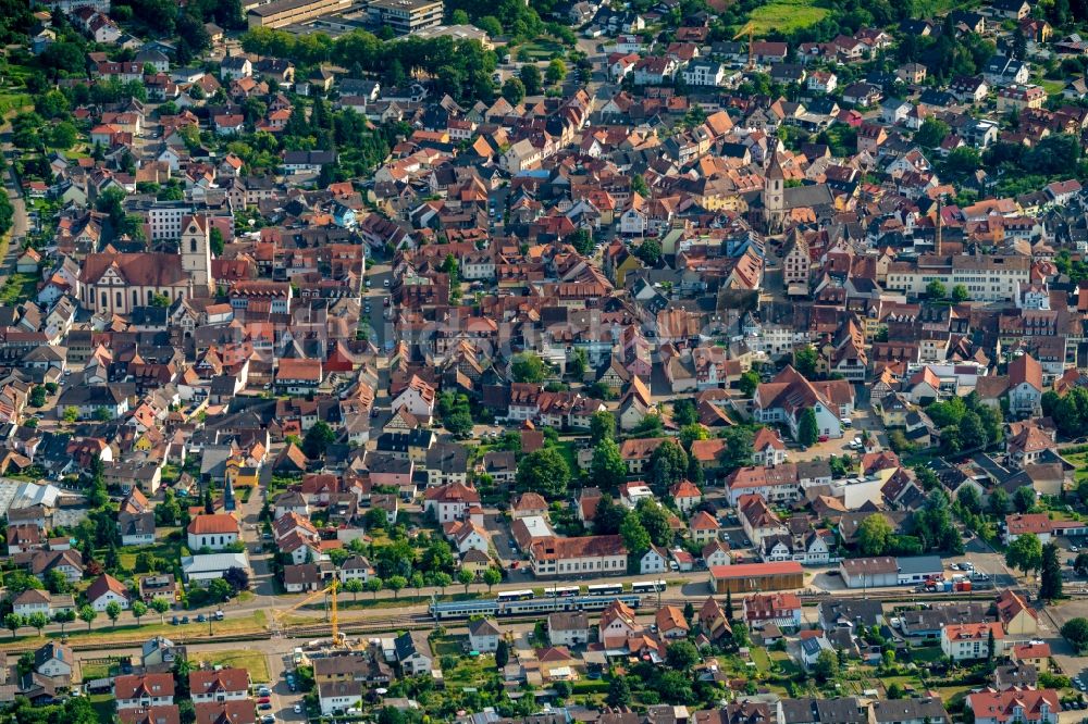 Luftaufnahme Endingen am Kaiserstuhl - Altstadtbereich und Innenstadtzentrum in Endingen am Kaiserstuhl im Bundesland Baden-Württemberg, Deutschland