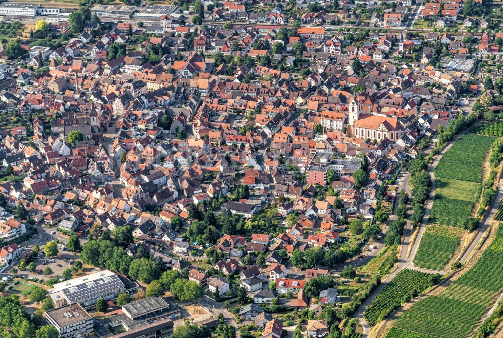 Luftaufnahme Endingen am Kaiserstuhl - Altstadtbereich und Innenstadtzentrum in Endingen am Kaiserstuhl im Bundesland Baden-Württemberg, Deutschland