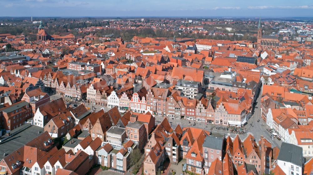 Lüneburg von oben - Altstadtbereich und Innenstadtzentrum mit Fachwerkhaus - Fassade Am Sande in Lüneburg im Bundesland Niedersachsen