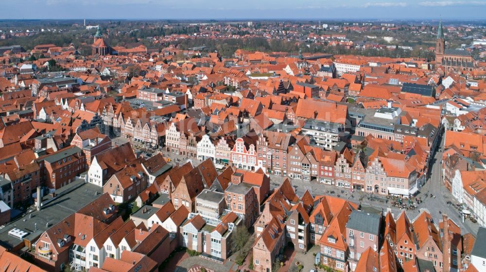 Lüneburg aus der Vogelperspektive: Altstadtbereich und Innenstadtzentrum mit Fachwerkhaus - Fassade Am Sande in Lüneburg im Bundesland Niedersachsen