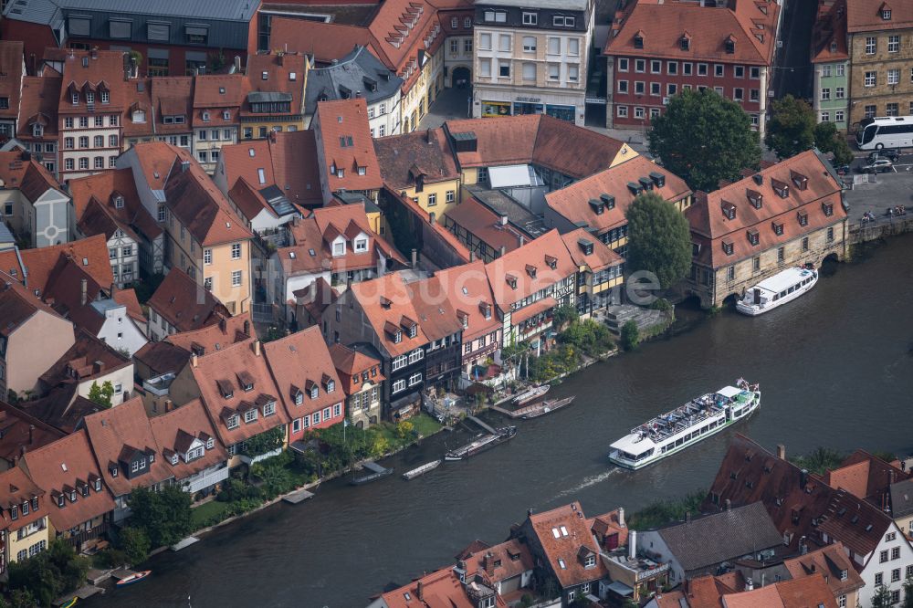 Bamberg von oben - Altstadtbereich und Innenstadtzentrum am Flusslauf des Linker Regnitzarm in Bamberg im Bundesland Bayern, Deutschland