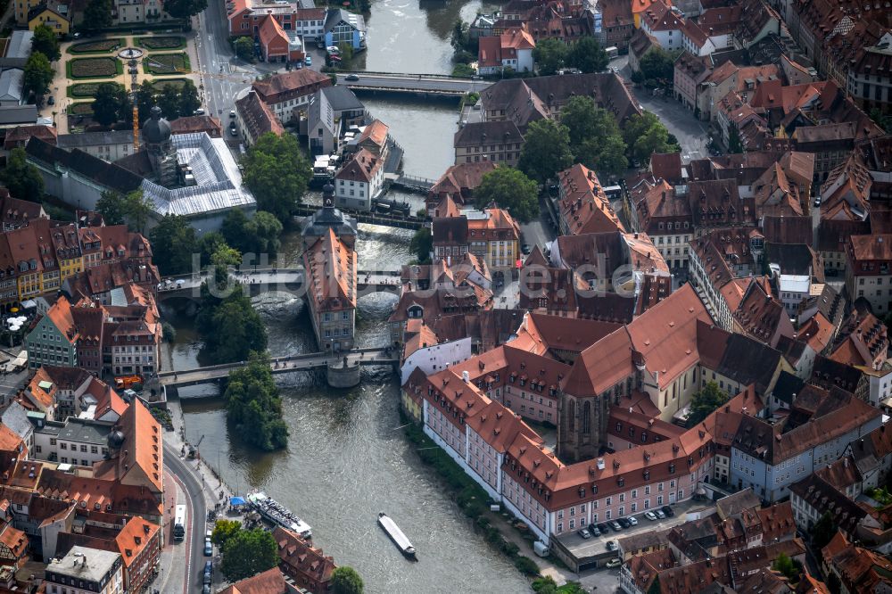 Luftaufnahme Bamberg - Altstadtbereich und Innenstadtzentrum am Flusslauf des Linker Regnitzarm in Bamberg im Bundesland Bayern, Deutschland