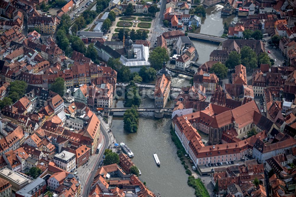 Bamberg von oben - Altstadtbereich und Innenstadtzentrum am Flusslauf des Linker Regnitzarm in Bamberg im Bundesland Bayern, Deutschland