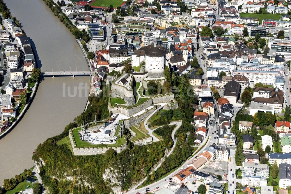 Kufstein aus der Vogelperspektive: Altstadtbereich und Innenstadtzentrum am Flußverlauf des Inn in Kufstein in Tirol, Österreich